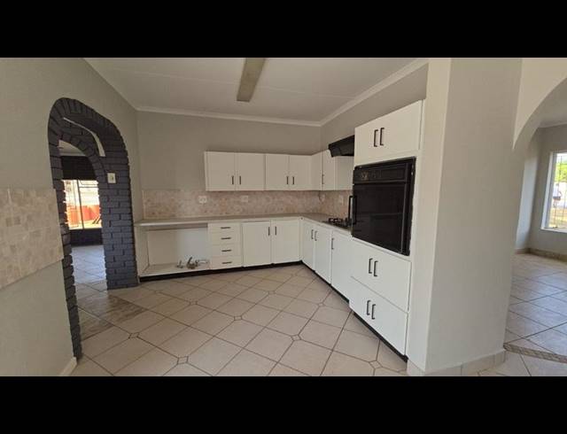 4 BEDROOM HOUSE FOR SALE IN THE ORCHARDS